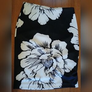 NEW YORK & COMPANY BLACK AND WHITE PENCIL MIDI SKIRT. 27 INCHES LENGTH.
